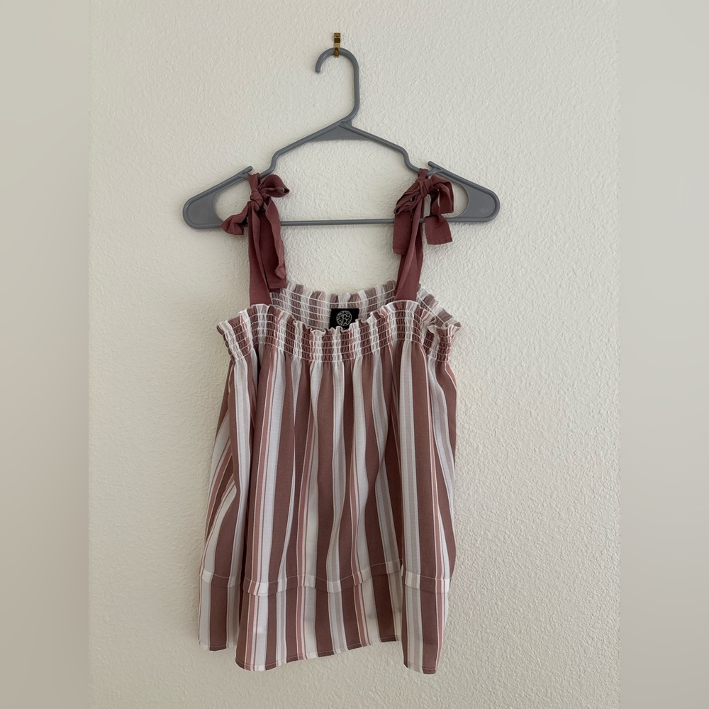 Shoulder tie top